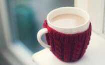 Щедрый вечер: чехол для чашки спицами в подарок